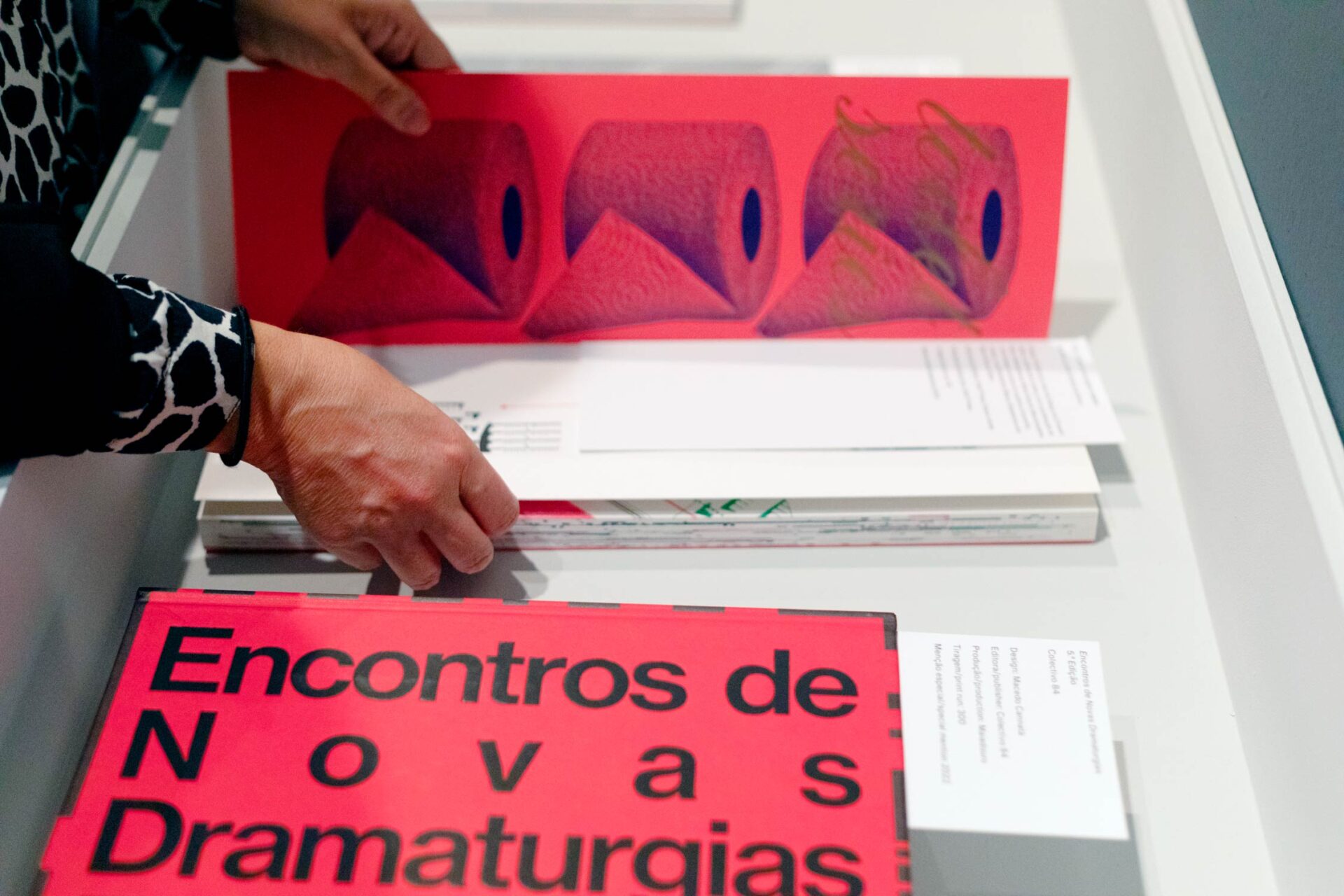 Livros seleccionados para o Prémio Design de Livro. Fotografia Cristina Bernardo _ phone-bottom-left desktop-left