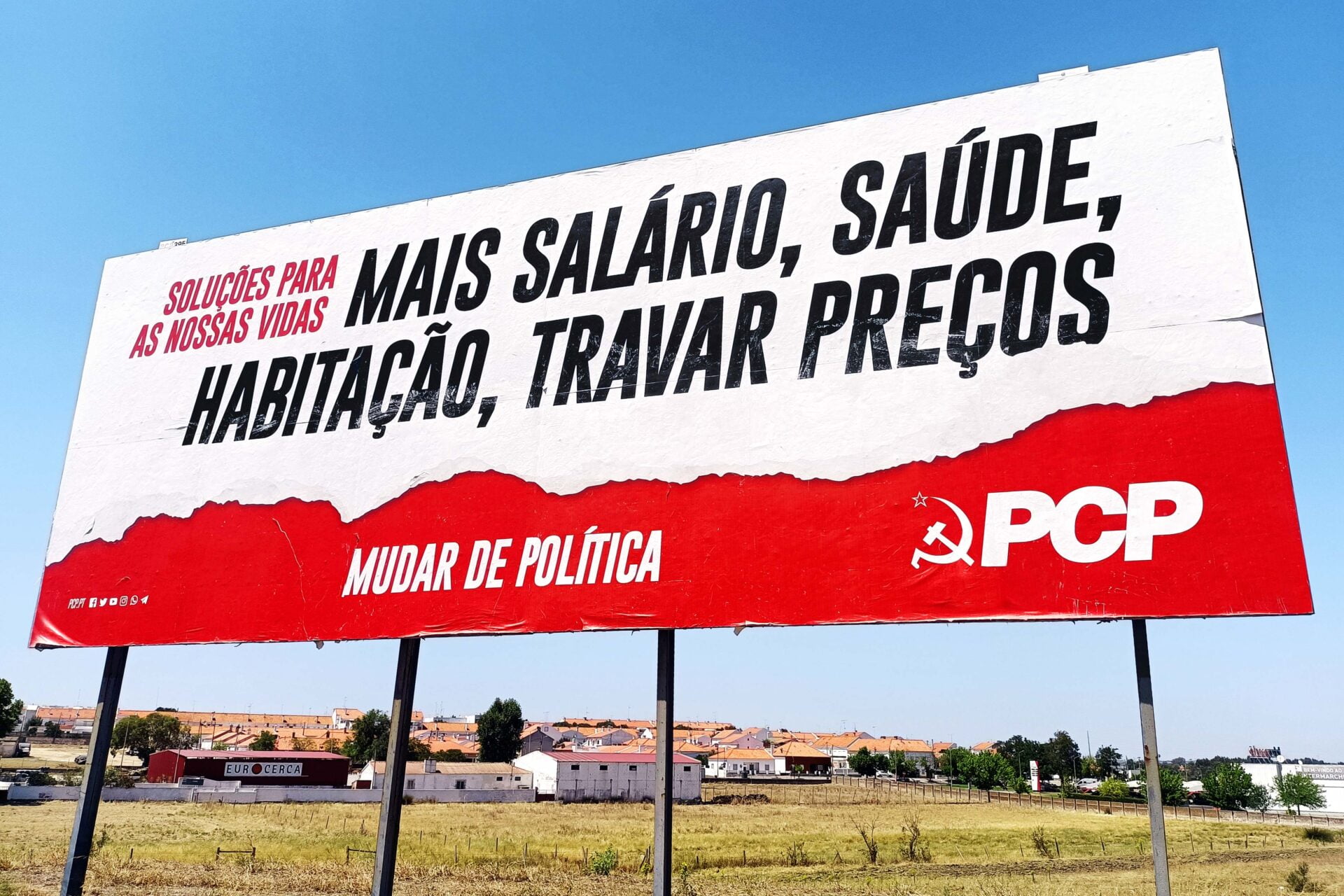 Outdoor Partido Comunista Português, 2023. Design Ana Carolina Ambrósio. Fotografia PCP _ desktop-top phone-top
